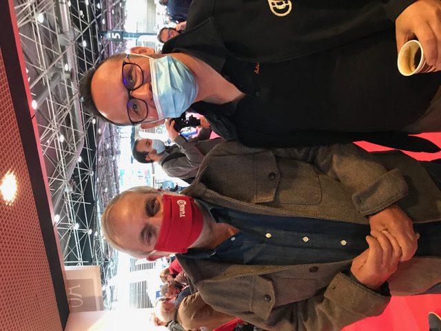 Photo de l'équipe devant le stand Auto Classic