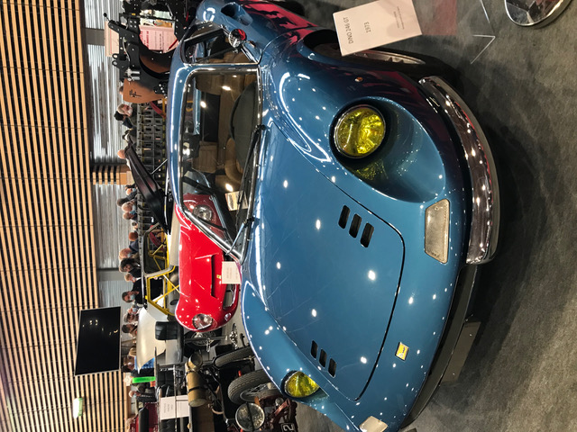 photo du stand Auto Classic avec des personnes qui échangent ensemble