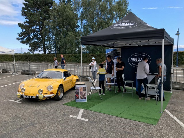 photo du stand Auto Classic avec des personnes qui échangent ensemble