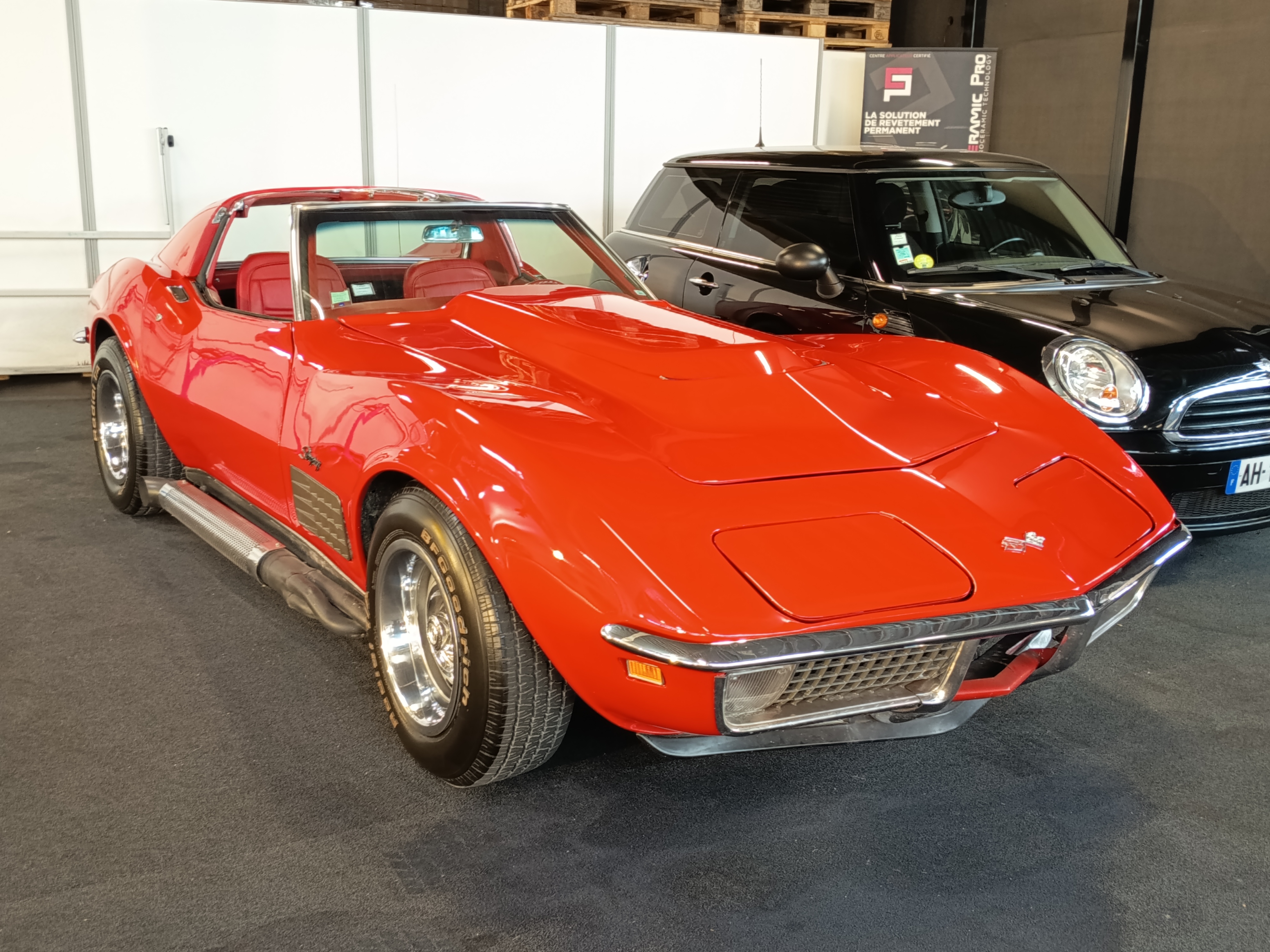 photo du stand Auto Classic avec des personnes qui échangent ensemble