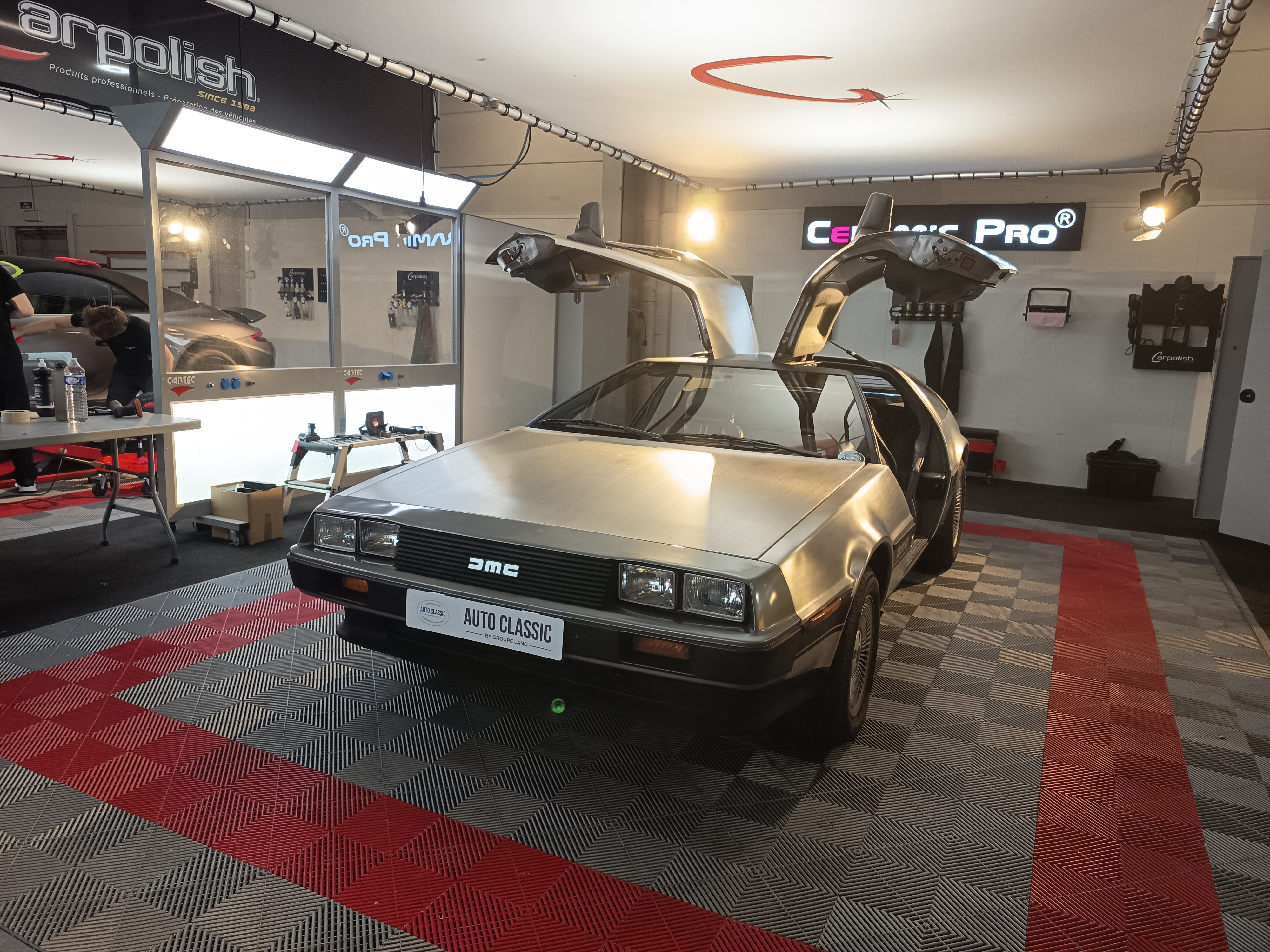 Photo de l'équipe devant le stand Auto Classic
