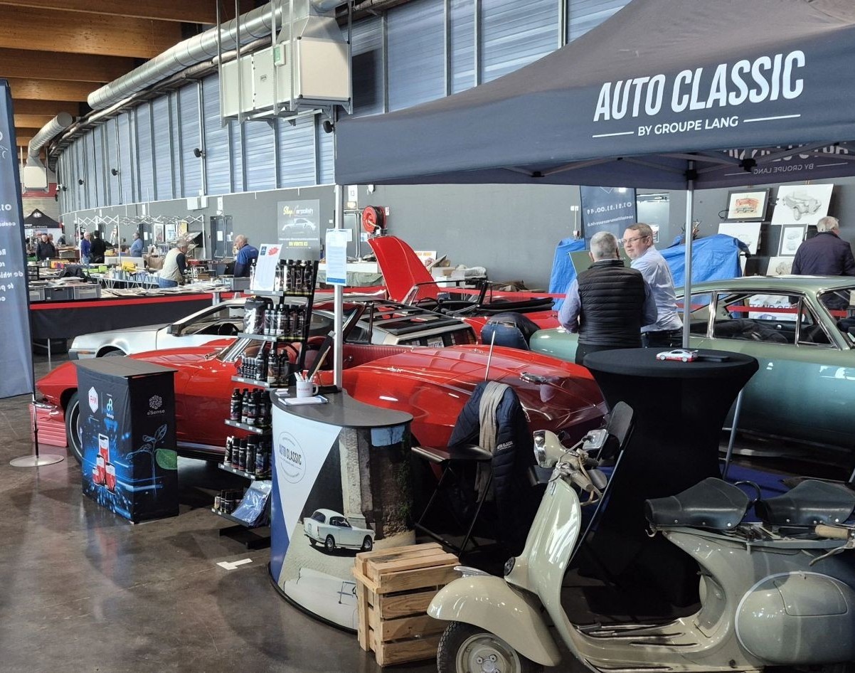 photo du stand Auto Classic avec des personnes qui échangent ensemble