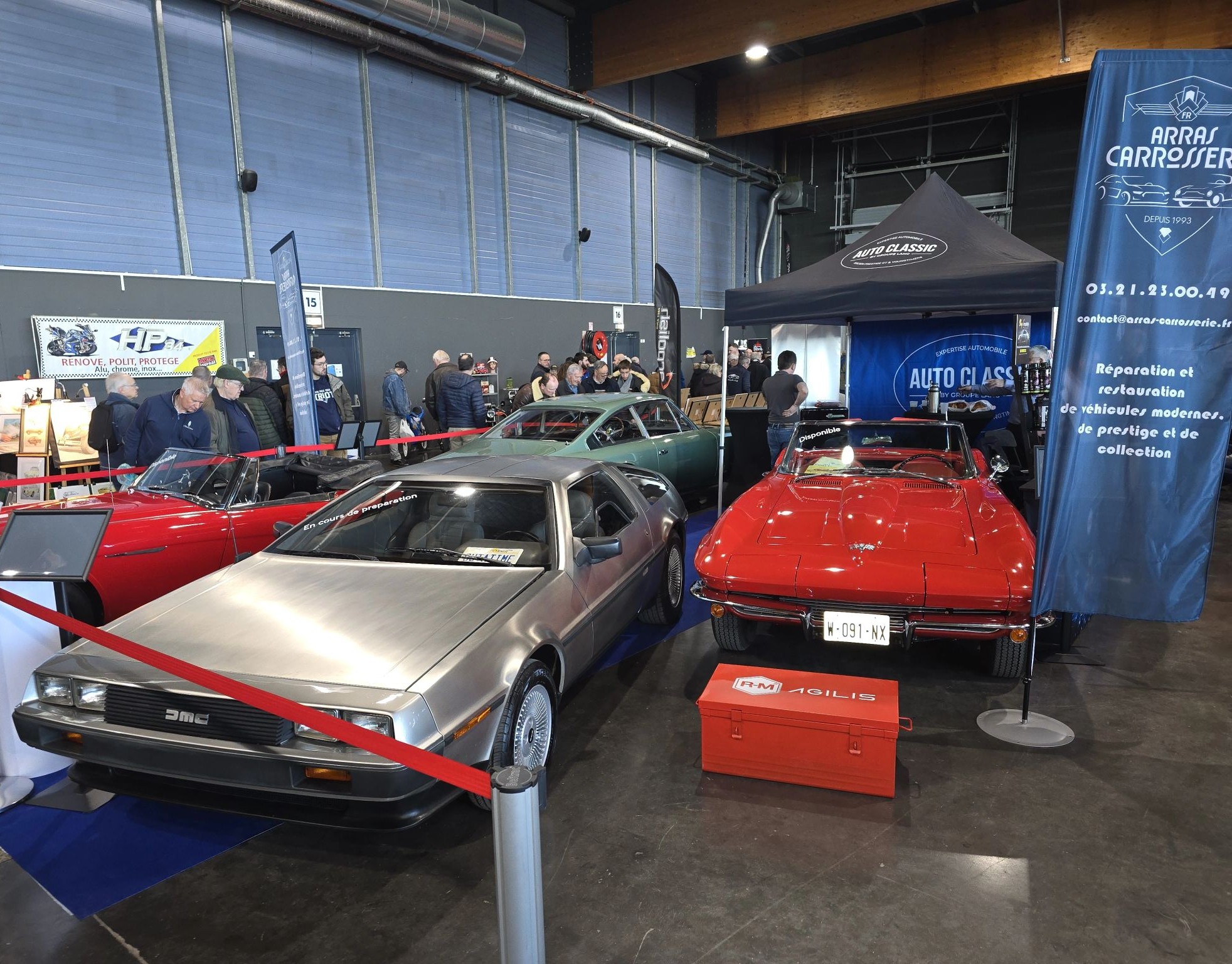 Photo de l'équipe devant le stand Auto Classic