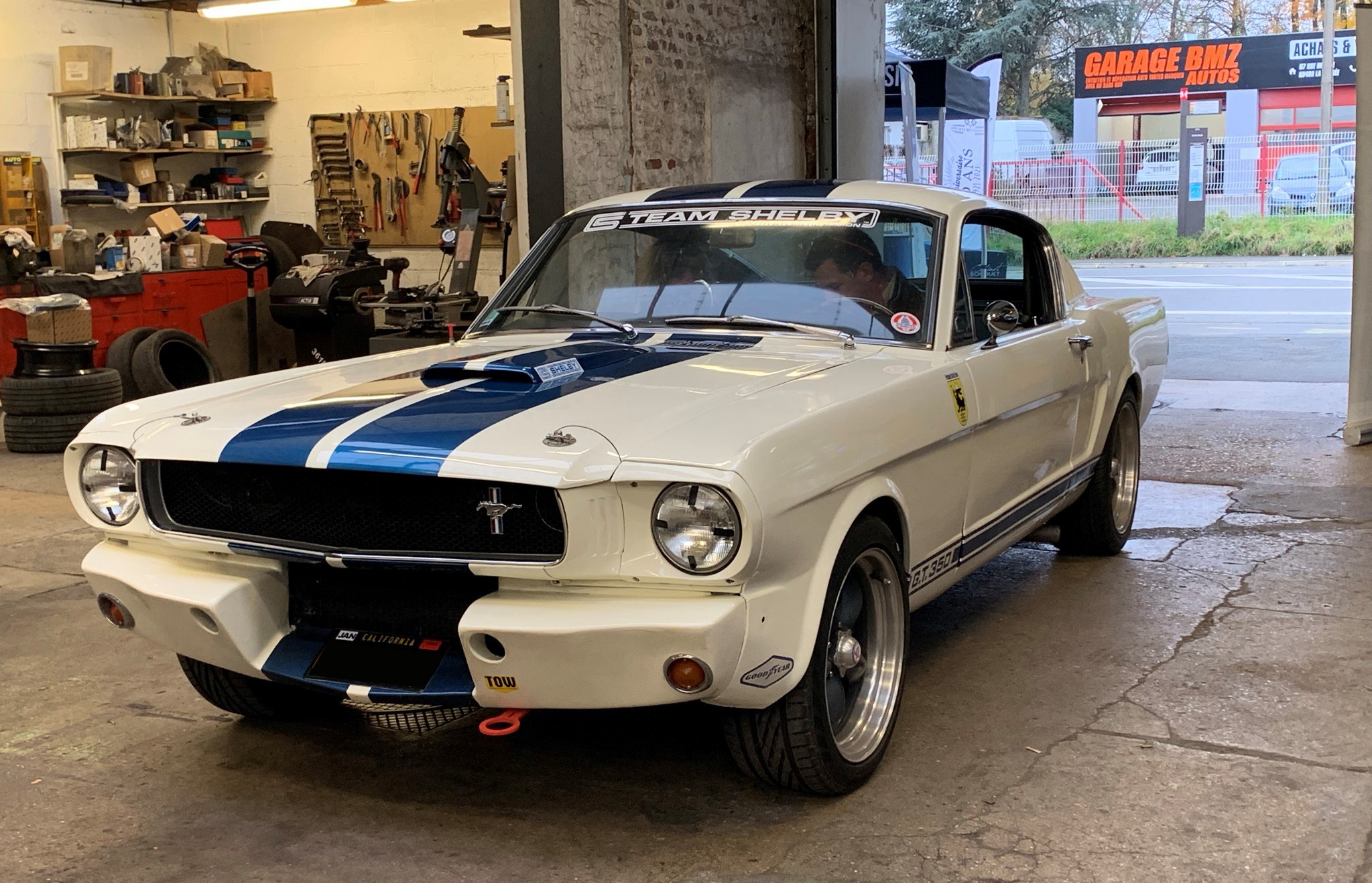 Photo de l'équipe devant le stand Auto Classic