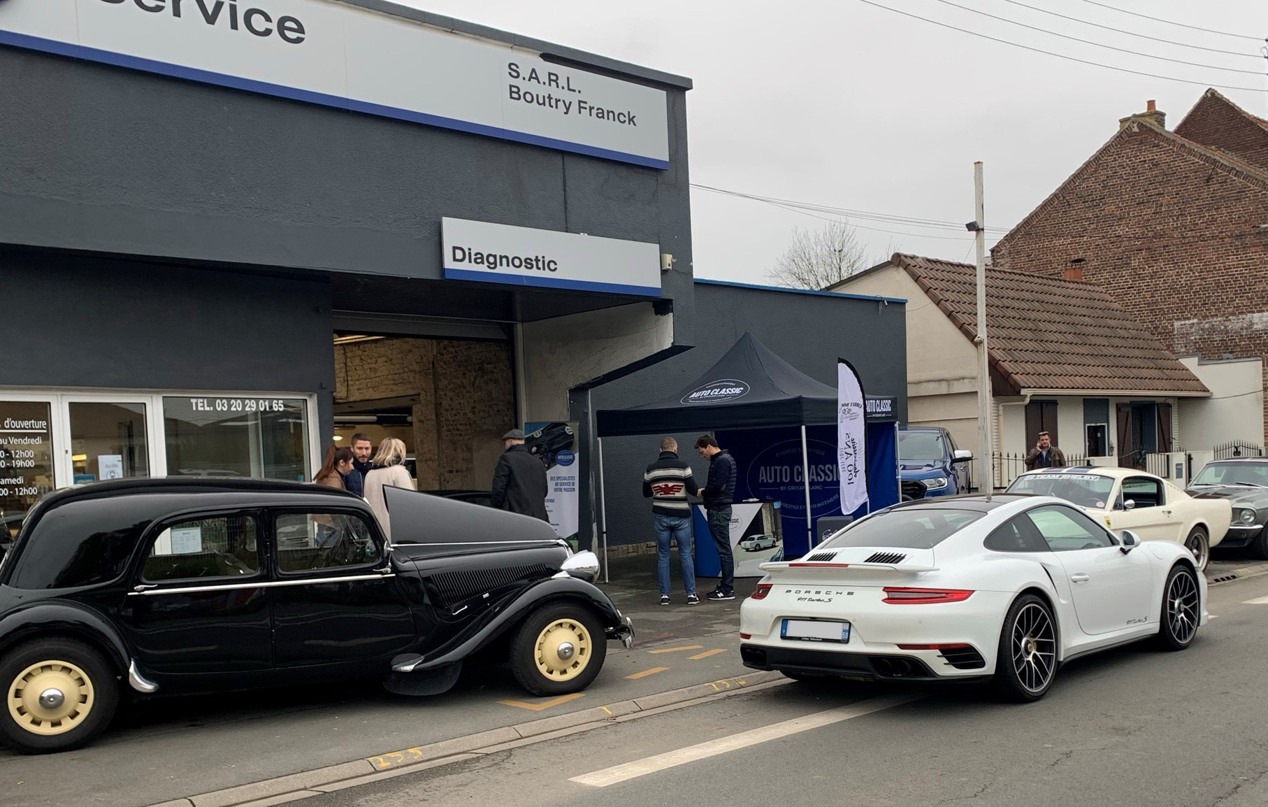 photo du stand Auto Classic avec des personnes qui échangent ensemble